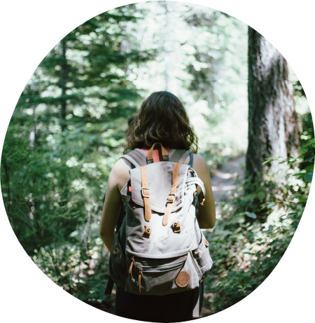 Adeline de Dos pendant une balade en forêt